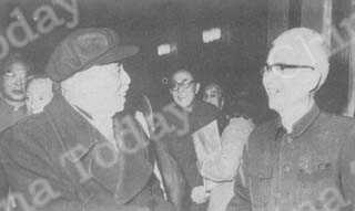 
中国文联名誉主席茅盾（左）和著名散文作家林淡秋在一九七九年冬举行的第四届文代会上。
张桂玉摄
