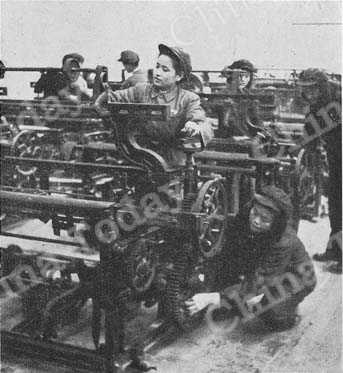 
Girls, who never did this kind of work before, repair machines damaged by the Japanese and Kuomintang.
