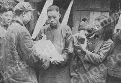 
An unemployed worker is deeply touched as he gets a sack of grain collected by workers in the factories.
