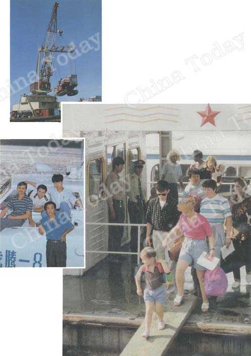 
佳木斯港—黑龙江江海联运的枢纽之一。
同在龙腾—8号艇上工作的中、俄两国人员。
龙腾—8号工作人员供稿
哈尔滨、佳木斯、同江、抚远每天都有许多游客过境。这是在佳木斯港摄下的镜头。
本组照片除署名者外均为盛克华摄
