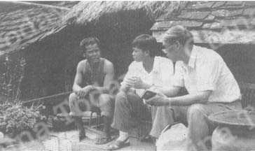 
本刊记者访问基诺族村民白腊则（左一）。
老龙摄
