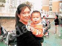 
Jin Yu and her baby.
