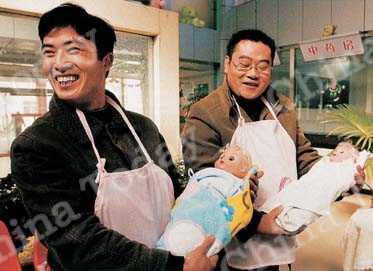 
Fathers-to-be at a maternity hospital training course.
Photos by China Foto Press
