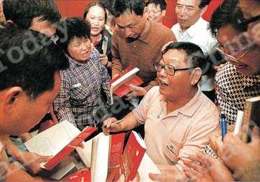 
Well-known pioneering stockholder Yang Baiwan at the book signing ceremony for his latest work, in which he shares his broad stock investment experience.
Photos by China Foto Press
