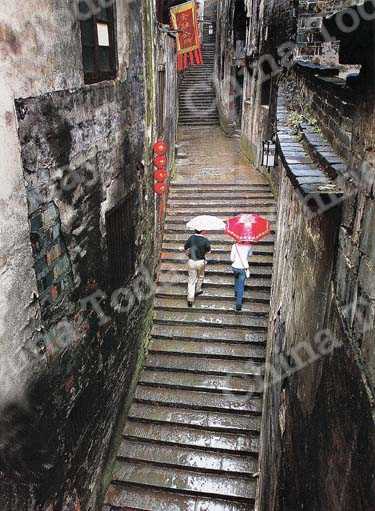 
One of Hongjiang's many ancient streets.
