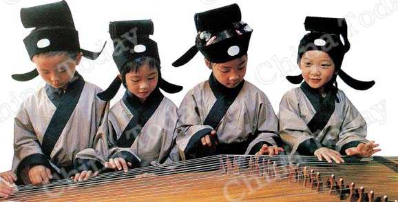 
Children in Shenzhen experiencing for themselves how and what their peers studied centuries ago, including this guzheng class.
China Foto Press
