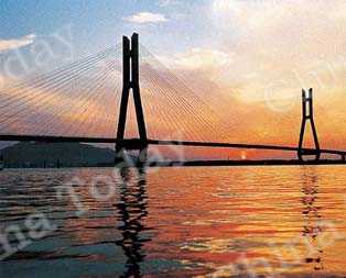 
Junshan Highway Bridge on the Yangtze River, one of many bridges that span the river in H Province.
