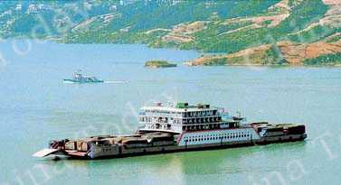 
A roll-on/roll-off ship on the Yangtze River. One-third of the river's navigable length lies within Hubei Province.
