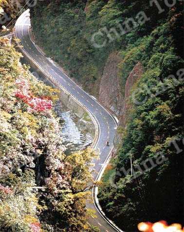 
The landscaped tourist highway from Shennongjia to Yichang.
