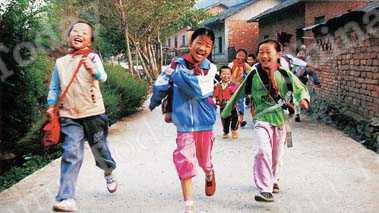 
Cement roads have made life easier in Hubei's villages.
