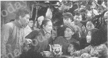 
Tante Kouo (2e à gauche) encourage le paysan pauvre Li Lao-kang à adhérer à la coopérative.
