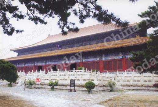 
La salle des Faveurs exceptionnelles du mausolée Changling -- une grande salle en cèdre blanc
