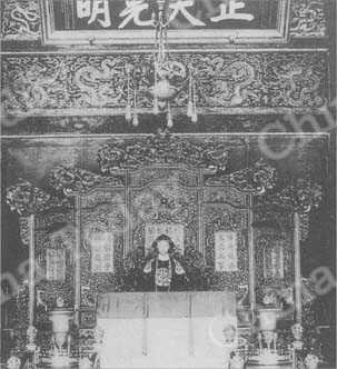 
Puyi, douze ans, l'empereur déchu de son ancien trône, à la Cité interdite
