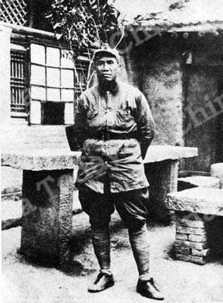 
Im Jahre 1934 nahm Genosse Tschu Teh am Langen Marsch der Chinesischen Koten Arbeiter-und-Bauern-Armee teil. Das Foto zeigt ihn danach im Jahre 1936 in Nordschensi.
