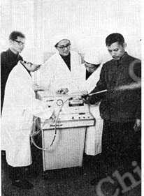 
Ein Gerät zur Erzeugung flüssiges Stickstoffs mit Temperaturregelung wurde von dem Schanghaier Hsinhua-Krankenhaus und der Fabrik für chirurgische Instrumente in Schanghai entworfen und hergestellt.
