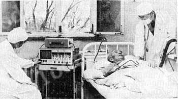 
Ein Kranker mit einem Herzanfall unter der elektronischen Überwachungsanlage im Tschaoyang-Krankenhaus.
