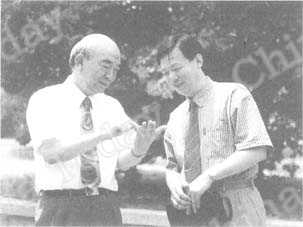 
Wei Xiushan (links), Parteisekretär des Bezirkes Beichen, im Gespräch mit Bezirksleiter Li Wenxi
