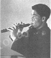 
Tocando el guanzi perfeccionado (oboe cilindrico)
