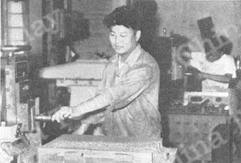 
Chang Wan-fa, antes vendedor callejero, maneja ahora un torno y es trabajador modelo de Nankín
