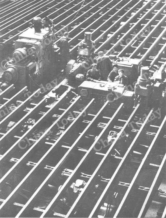 
Rieles manufacturados en el taller de laminado gigante de la Planta de Hierro y Acero de Anshan, suministrados para la extensión del sistema ferroviario nacional. Entre 1949 y 1958 fueron encargados más de 9.000 kilómetros de rieles
Foto de Chía Cheng-bin y Miao Ming
