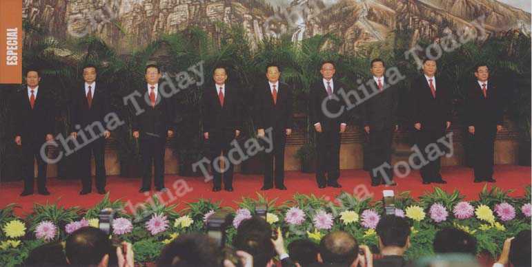 
El Secretario General Hu Jintao (centro) y los miembros del Comité Permanente del Buró Político Wu Bangguo, Wen Jiabao, Jia Qinglin, Li Changchun, Xi Jinping, Li Keqiang y Zhou Yongkang en la conferencia de prensa del XVII Congreso Nacional del PCCh.
