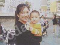 
Jin Yu y su bebé.
