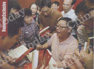 
Yang Baiwan, rey del mercado de acciones, rodeado por sus seguidores en el acto de presentación de su libro.
