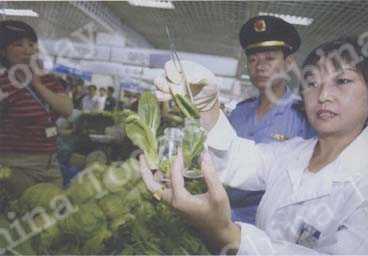 
Empleados del distrito de Haidian, de Beijing, sacan muestras de las verduras para examinarlas.
