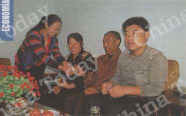 
Liu Minghua con sus parientes y esposa, Xiao Haixia, en su nueva casa.
