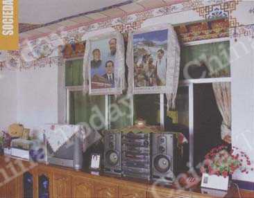 
Mueble y efectos electrodomésticos de la casa de un aldeano tibetano.
