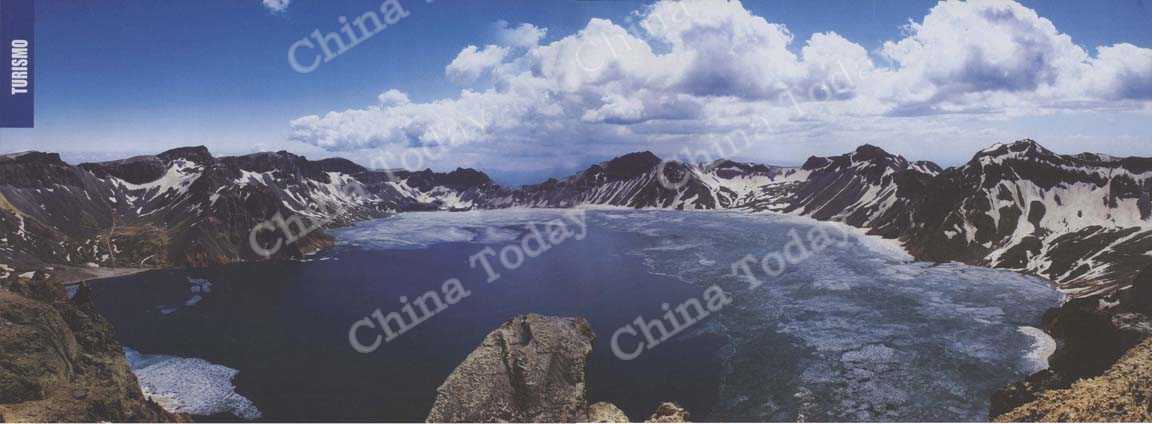 
El Tianchi es el lago volcánico de mayor magnitud, profundidad y altura de China.
